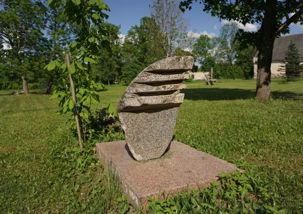Ansis Dobičins (1989) “Siluets”, 2002. Granīts.