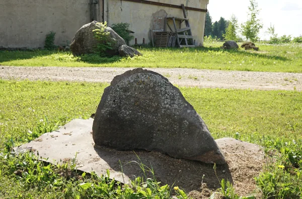 Miķelis Dobičins (1987) “Ezis”, 2002. Granīts.