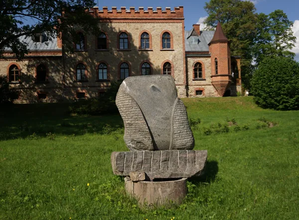 Igors Dobičins (1958) “Melnā ūdensroze”, 2003. Granīts.