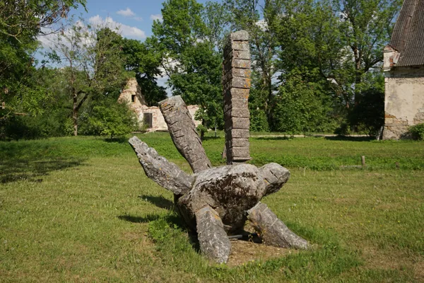Sandis Kondrāts (1980) “Lielais Mīzējs”, 2003. Granīts.