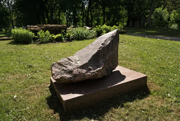 Ansis Dobičins (1989) “Vraks” 2001. Granīts.