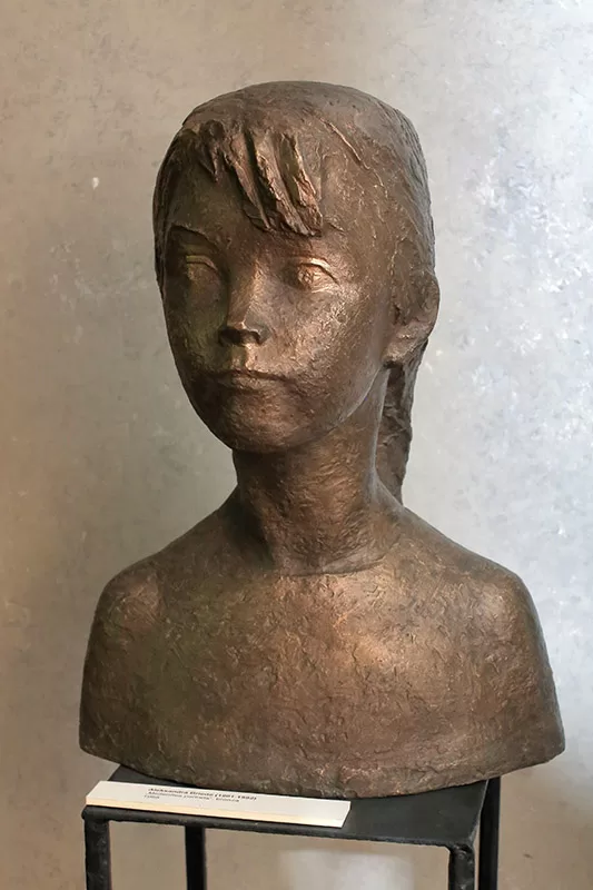 Aleksandra Briede (1901-1992) „Meitenes portrets”, 1968. Bronza, 46x34x24 cm. LMS muzejs 