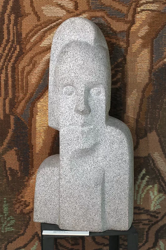 Arta Dumpe (1933) „Silvijas portrets", 1979. Granīts, 80x40x35 cm. LMS muzejs 